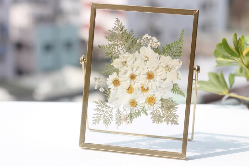 Gepresster Blumenrahmen, Gold, 20,5 x 15,5 cm, Schwimmender Bilderrahmen mit Echten Getrockneten Blumen