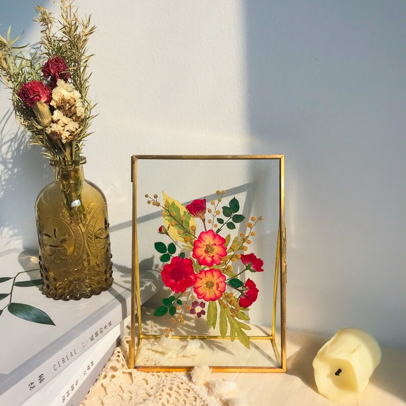 Gepresste Blumenrahmen, botanische Kunst, Rosenblumen Kunst, Blumengeschenk Collage, 17,5 x 12,7 cm, Messingrahmen