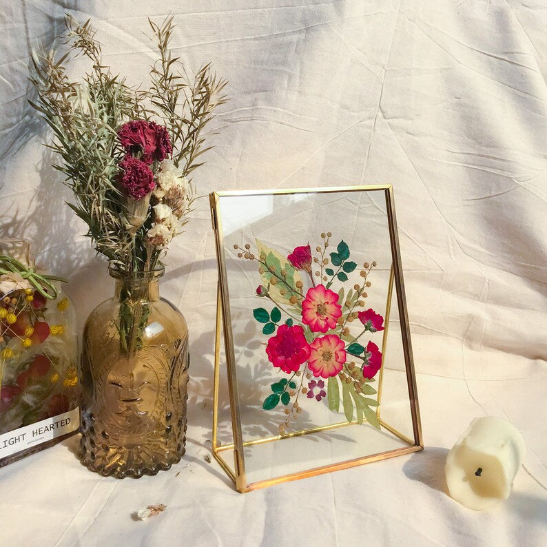 Gepresste Blumenrahmen, botanische Kunst, Rosenblumen Kunst, Blumengeschenk Collage, 17,5 x 12,7 cm, Messingrahmen