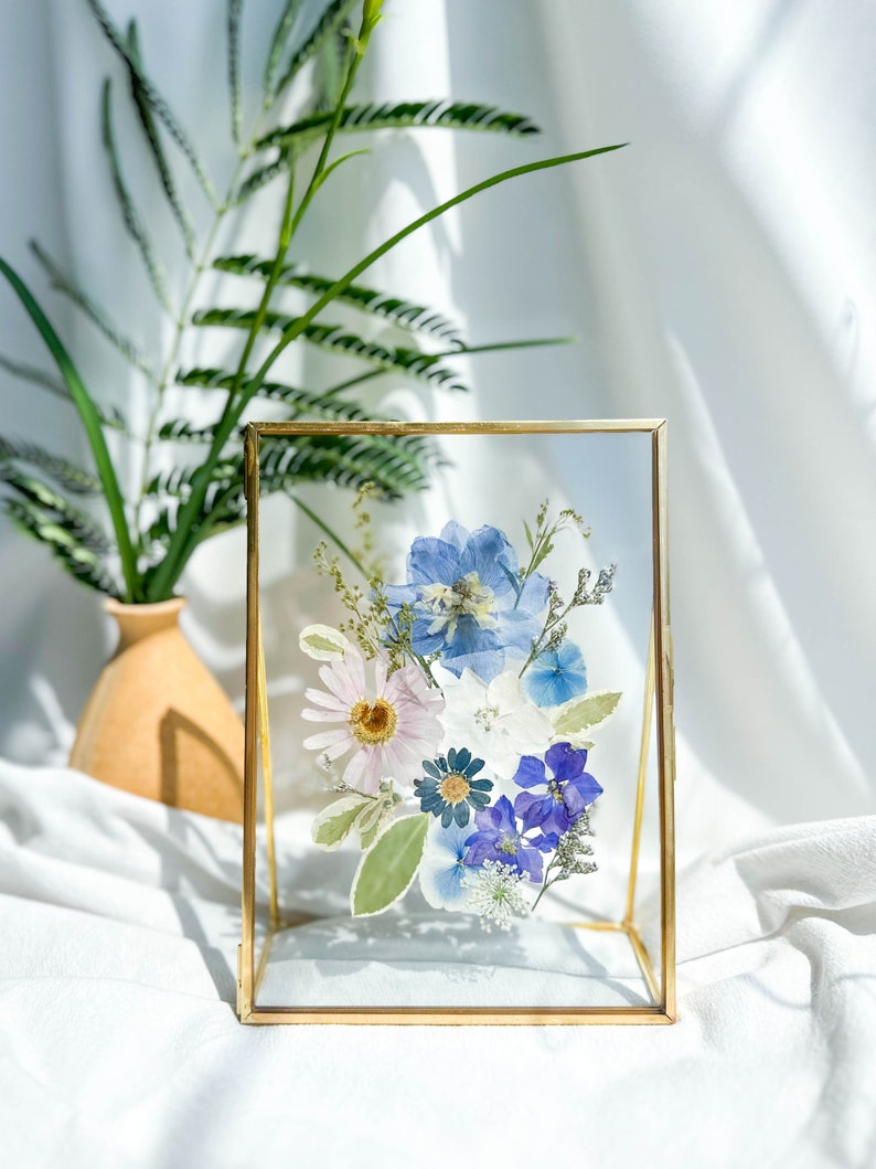 Gepresster Blumenrahmen, botanische Kunstcollage, Doppelglasrahmen aus Messing, 17,5x12,7 cm