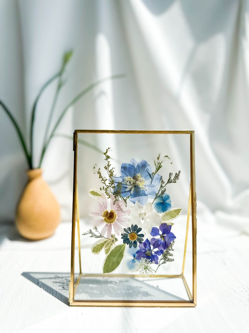 Gepresster Blumenrahmen, botanische Kunstcollage, Doppelglasrahmen aus Messing, 17,5x12,7 cm
