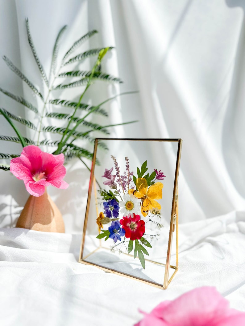 Gepresste Blumenrahmen 17,5x12,7 cm, Doppelglas Messingrahmen, echte getrocknete Blumen, botanische Wandkunst, Trockenblumenkunst