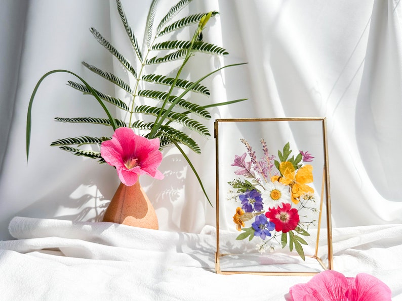 Gepresste Blumenrahmen 17,5x12,7 cm, Doppelglas Messingrahmen, echte getrocknete Blumen, botanische Wandkunst, Trockenblumenkunst