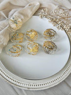 Goldene Serviettenringe mit gepressten blauen Blumen, Epoxidharz, Hochzeitstisch-Dekoration, 4 cm Durchmesser