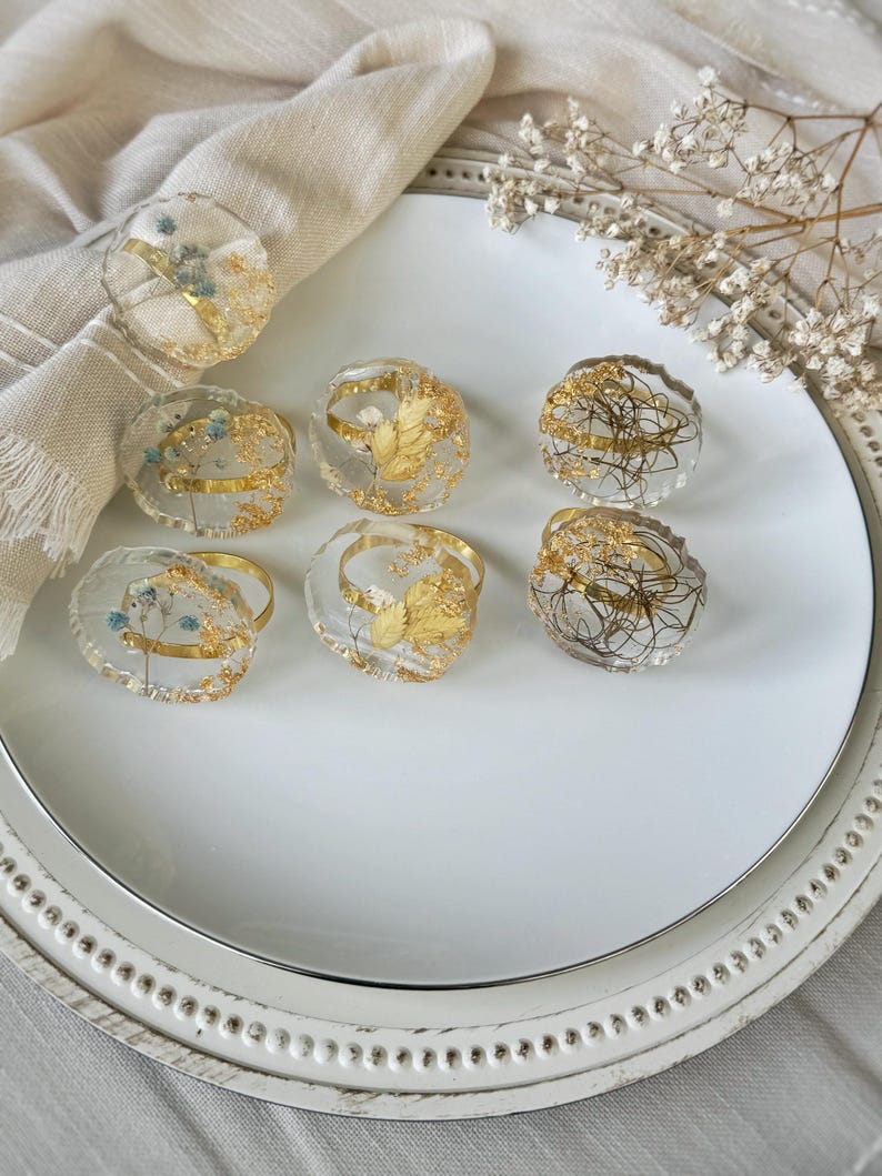 Goldene Serviettenringe mit gepressten blauen Blumen, Epoxidharz, Hochzeitstisch-Dekoration, 4 cm Durchmesser
