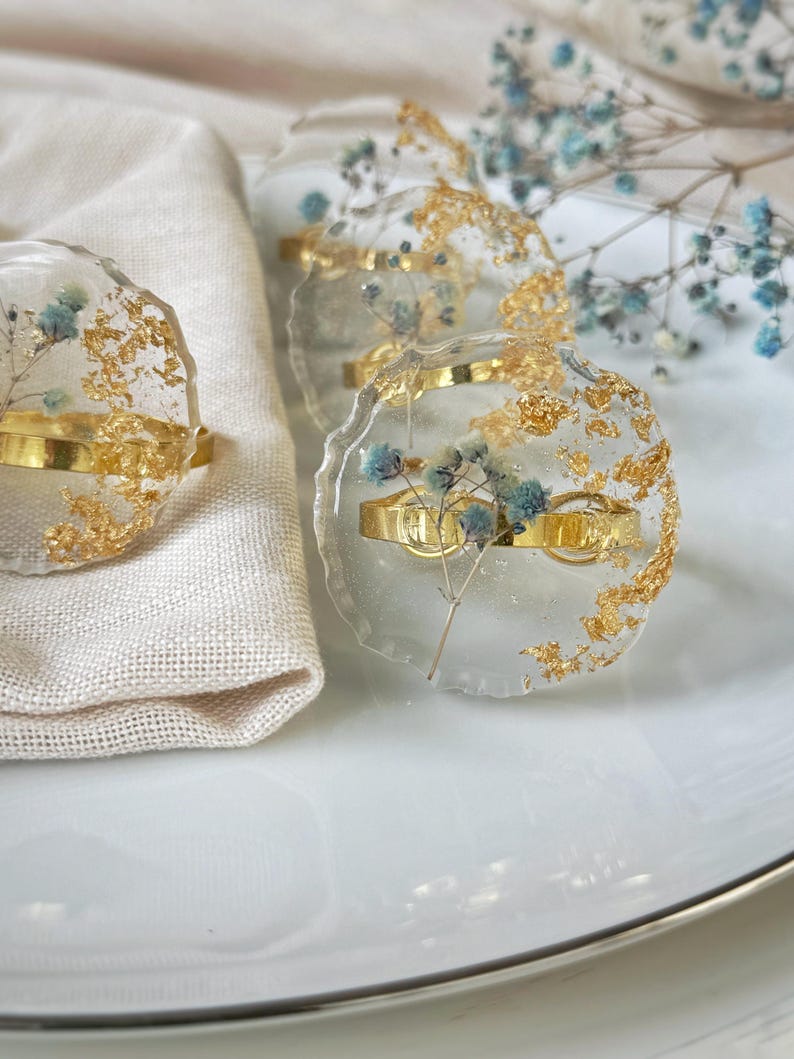 Goldene Serviettenringe mit gepressten blauen Blumen, Epoxidharz, Hochzeitstisch-Dekoration, 4 cm Durchmesser