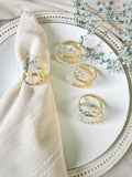 Goldene Serviettenringe mit gepressten blauen Blumen, Epoxidharz, Hochzeitstisch-Dekoration, 4 cm Durchmesser