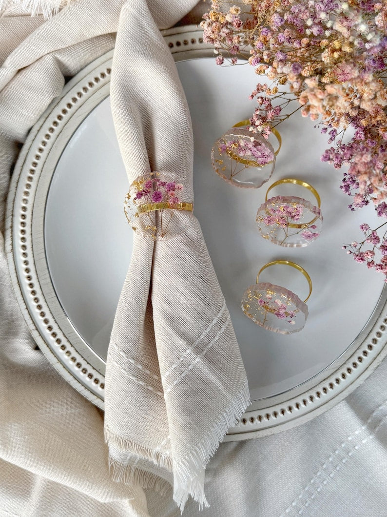 Goldene Harz Serviettenringe mit echten Blumen, 4 cm, Hochzeitstischdeko