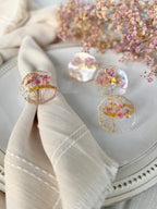 Goldene Harz Serviettenringe mit echten Blumen, 4 cm, Hochzeitstischdeko