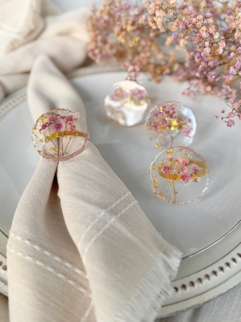 Goldene Harz Serviettenringe mit echten Blumen, 4 cm, Hochzeitstischdeko