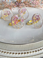 Goldene Harz Serviettenringe mit echten Blumen, 4 cm, Hochzeitstischdeko