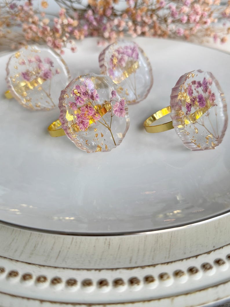 Goldene Harz Serviettenringe mit echten Blumen, 4 cm, Hochzeitstischdeko