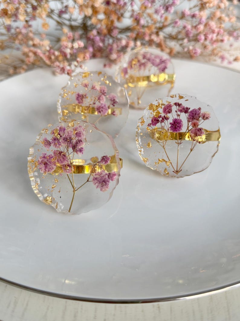 Goldene Harz Serviettenringe mit echten Blumen, 4 cm, Hochzeitstischdeko