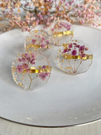 Goldene Harz Serviettenringe mit echten Blumen, 4 cm, Hochzeitstischdeko