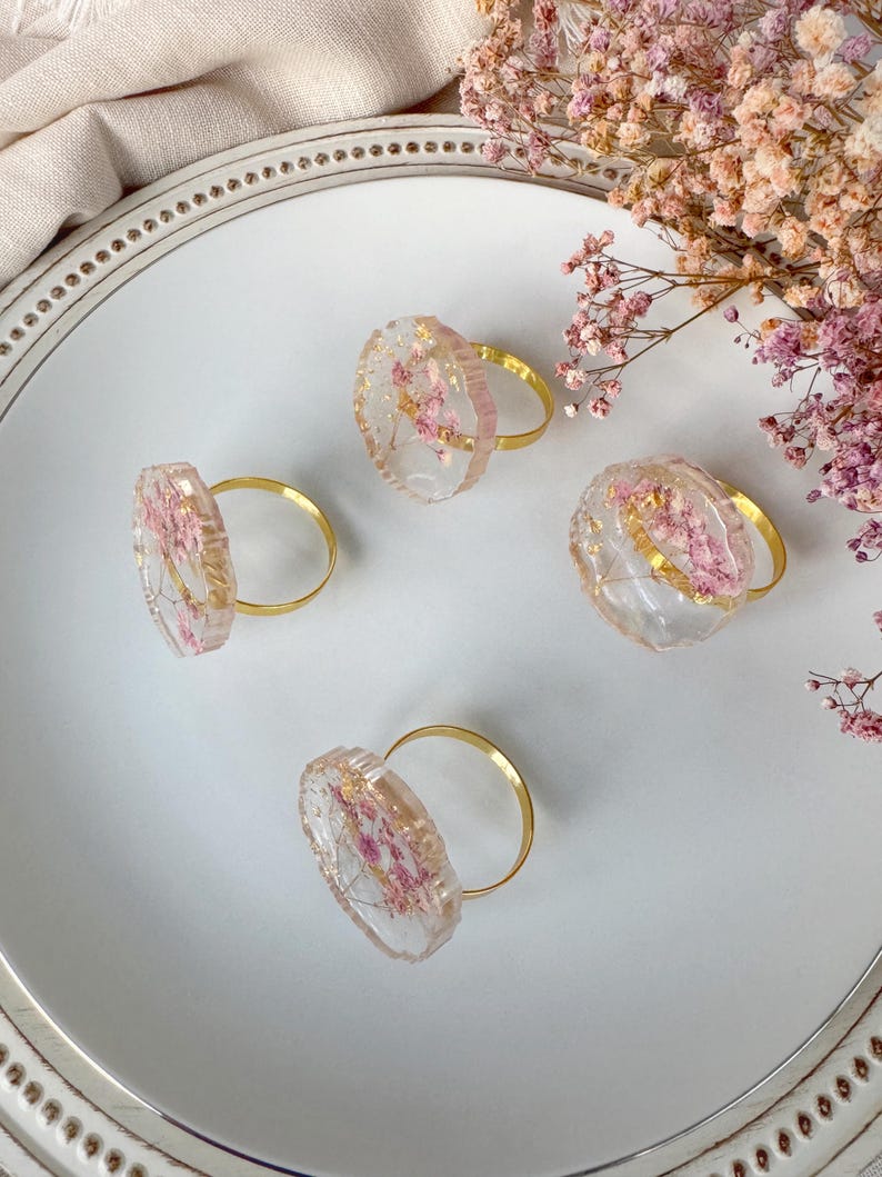 Goldene Harz Serviettenringe mit echten Blumen, 4 cm, Hochzeitstischdeko