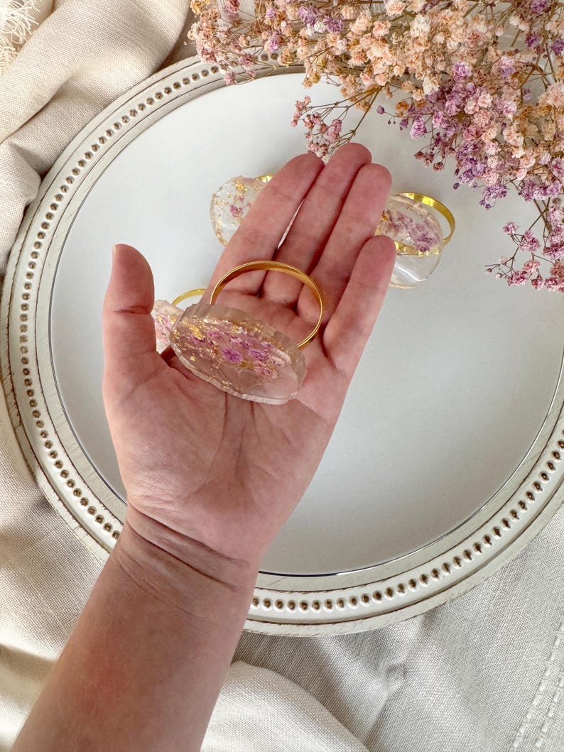 Goldene Harz Serviettenringe mit echten Blumen, 4 cm, Hochzeitstischdeko