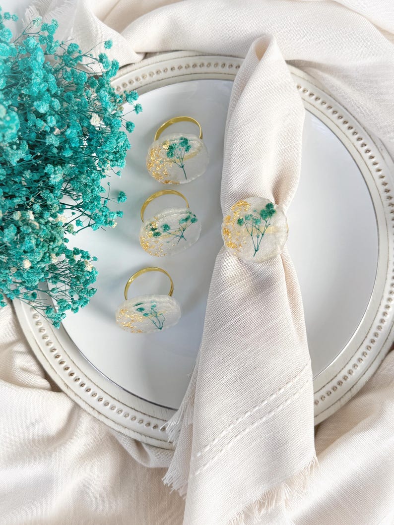 Goldene Serviettenringe mit Harzblumendekor, 4 cm, handgefertigt, für Hochzeit und Tischdeko