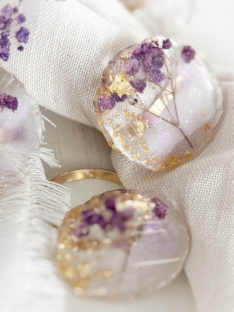 Handgefertigte Florale Serviettenringe aus Epoxidharz, Gold, Lila, 4 cm Durchmesser für Hochzeitstisch-Dekor