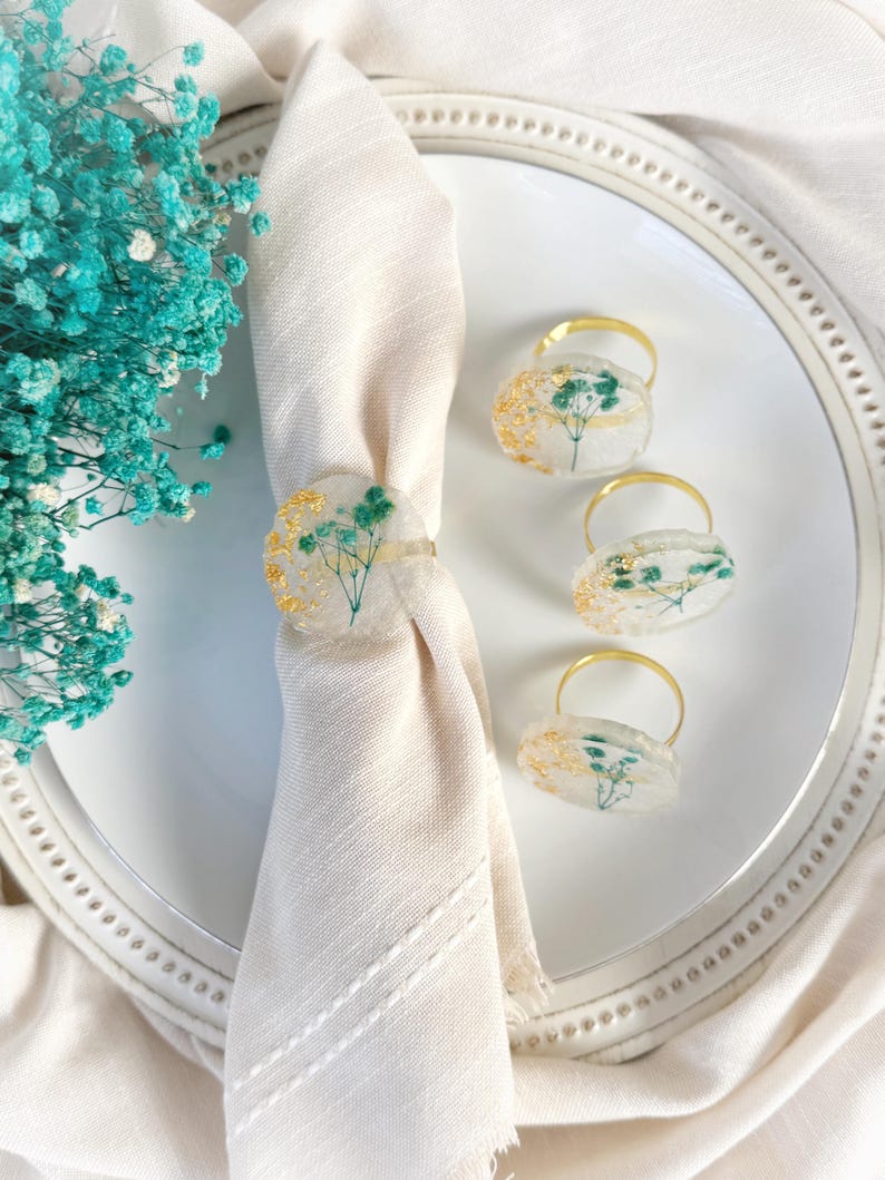 Goldene Serviettenringe mit Harzblumendekor, 4 cm, handgefertigt, für Hochzeit und Tischdeko