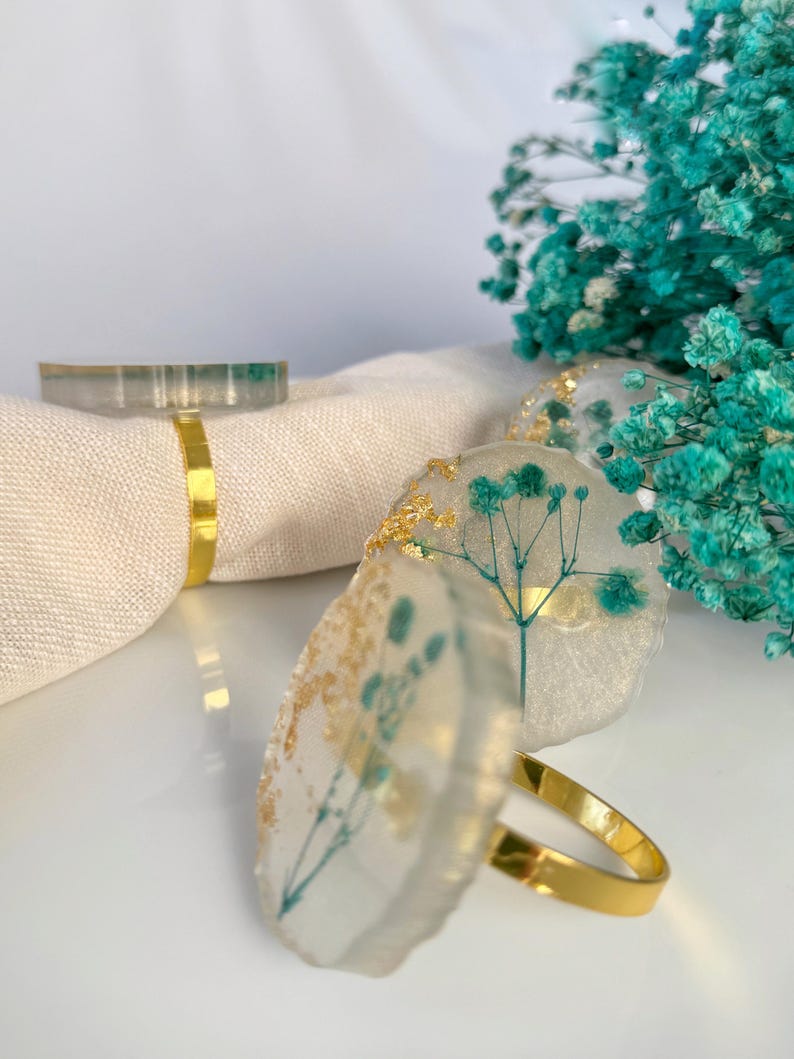 Goldene Serviettenringe mit Harzblumendekor, 4 cm, handgefertigt, für Hochzeit und Tischdeko