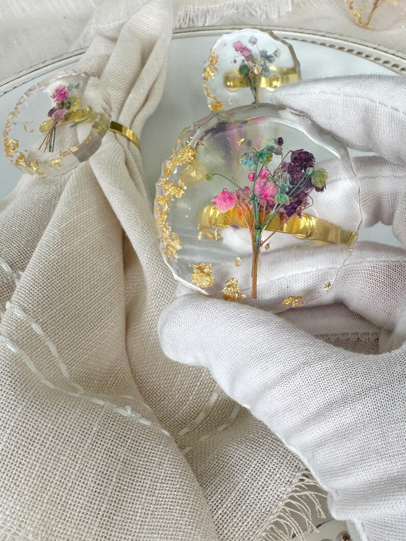 Goldene Harz-Serviettenringe mit echten Blumen, Hochzeitstischdeko, 4 cm Durchmesser