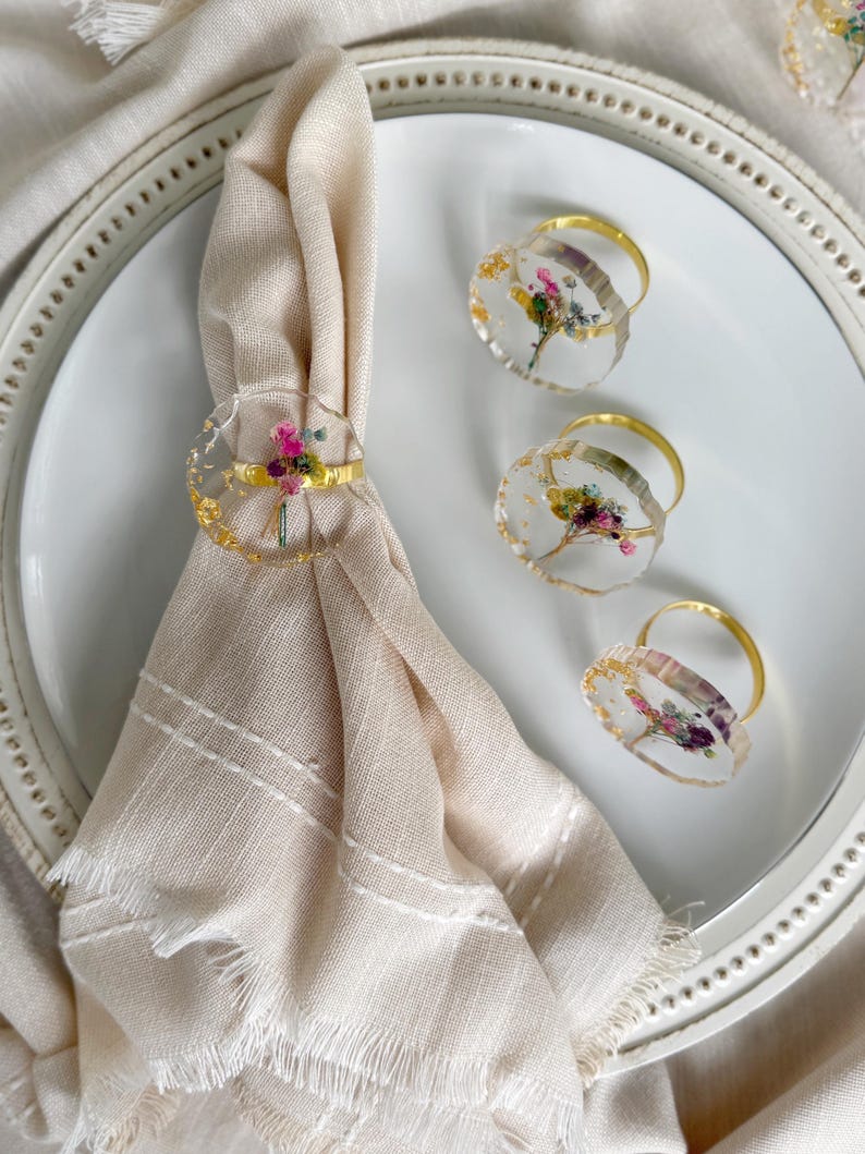 Goldene Harz-Serviettenringe mit echten Blumen, Hochzeitstischdeko, 4 cm Durchmesser