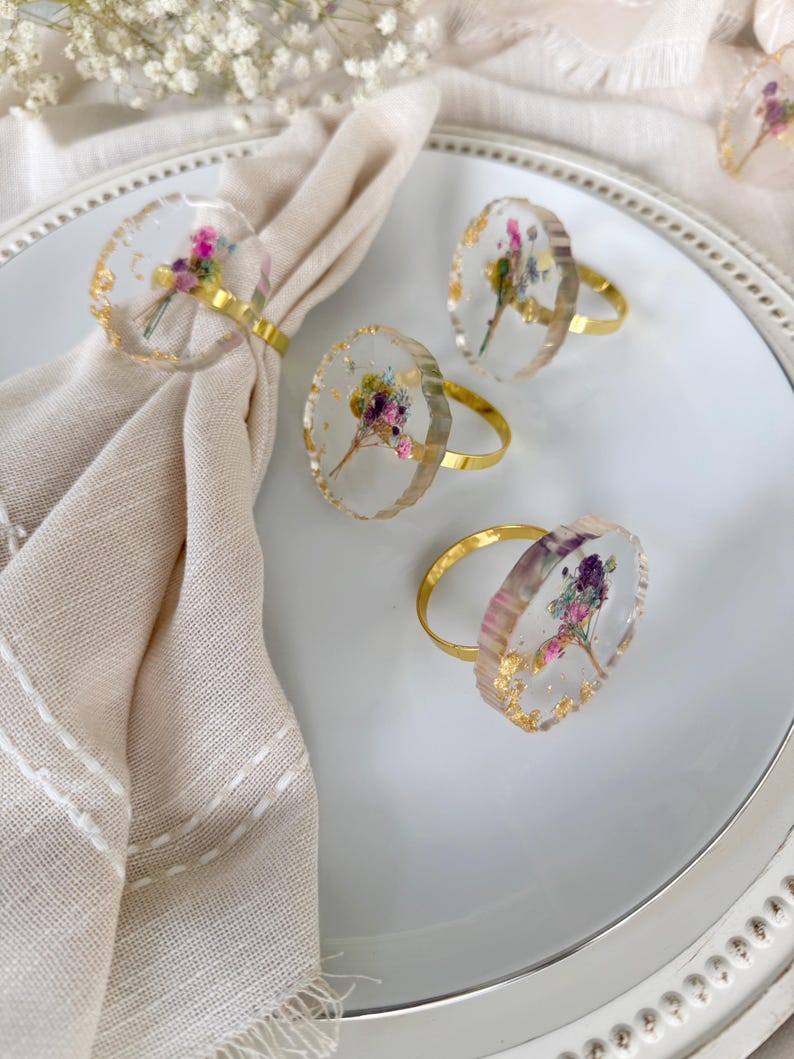 Goldene Harz-Serviettenringe mit echten Blumen, Hochzeitstischdeko, 4 cm Durchmesser