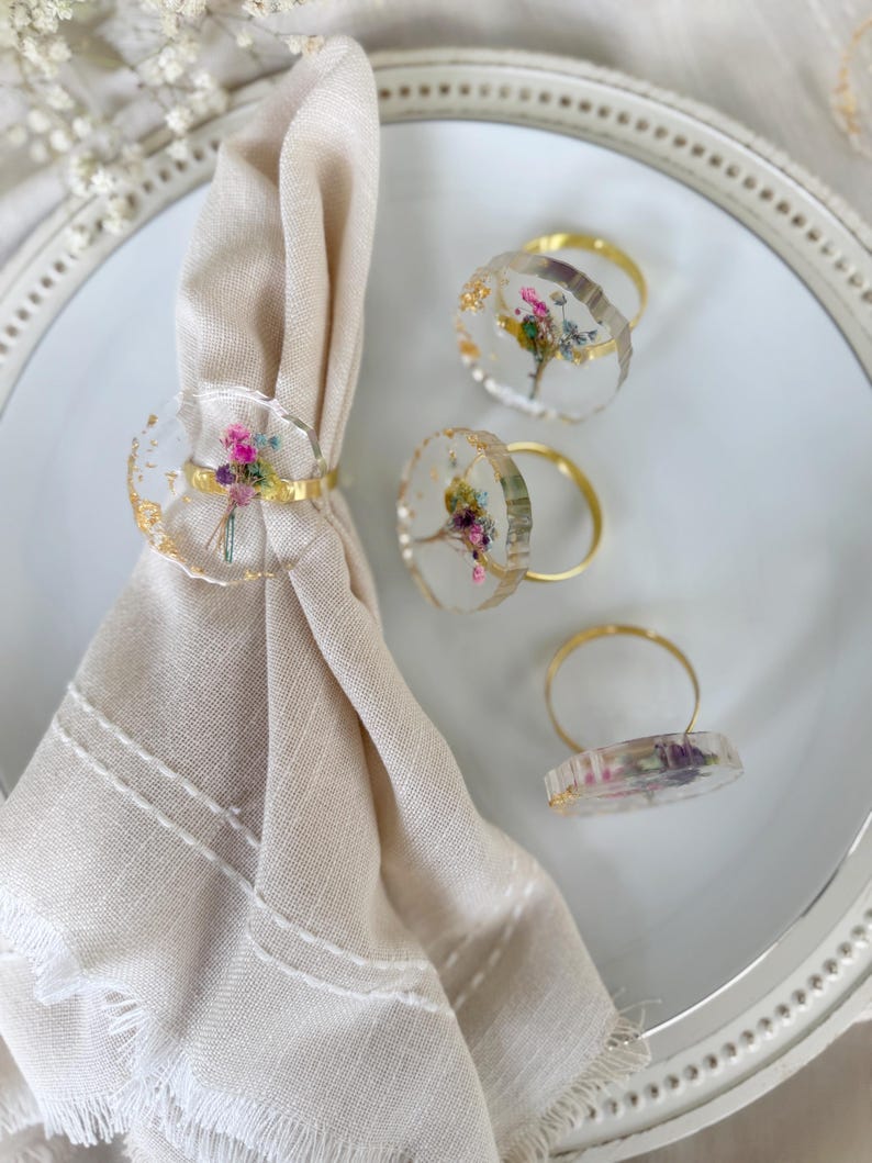 Goldene Harz-Serviettenringe mit echten Blumen, Hochzeitstischdeko, 4 cm Durchmesser