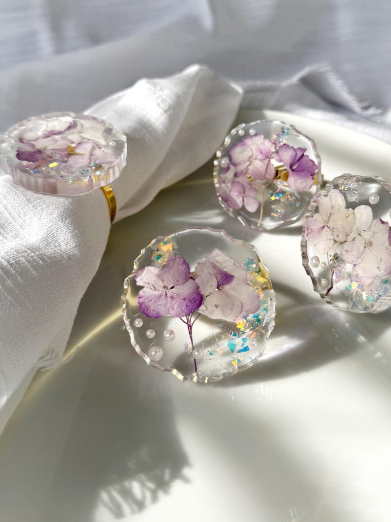 Goldene Serviettenringe mit lila Hortensie, handgefertigt, für Hochzeit und besondere Anlässe