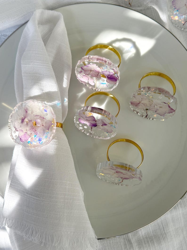 Goldene Serviettenringe mit lila Hortensie, handgefertigt, für Hochzeit und besondere Anlässe