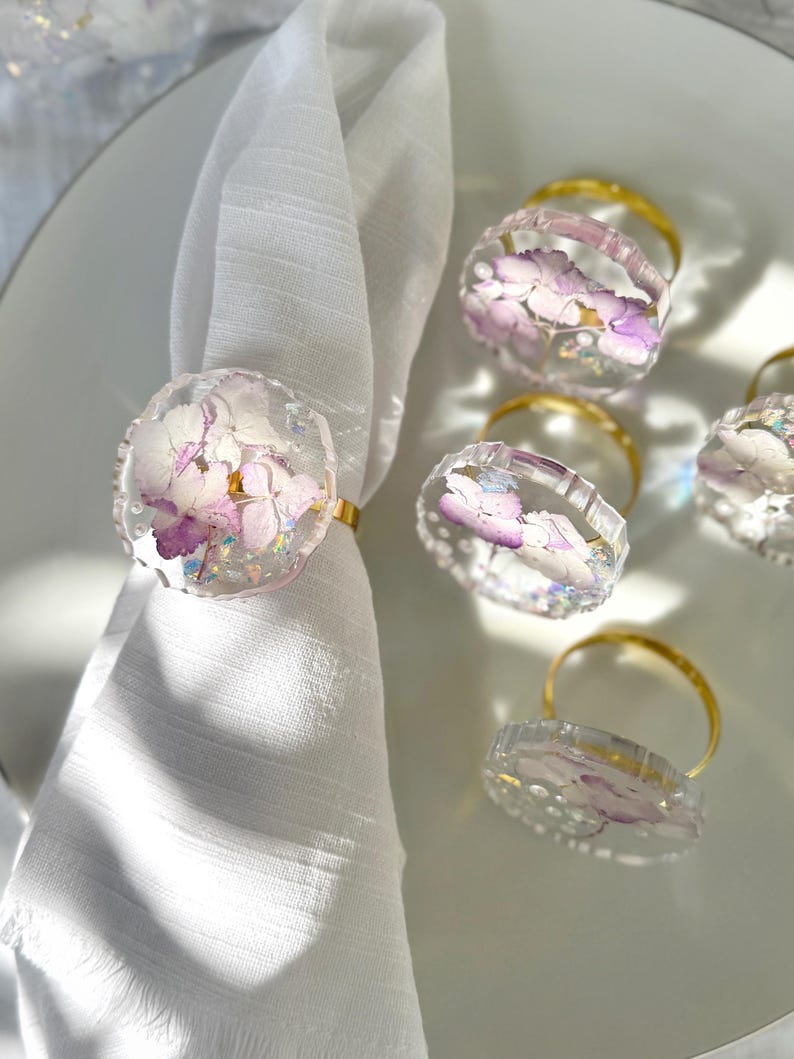 Goldene Serviettenringe mit lila Hortensie, handgefertigt, für Hochzeit und besondere Anlässe