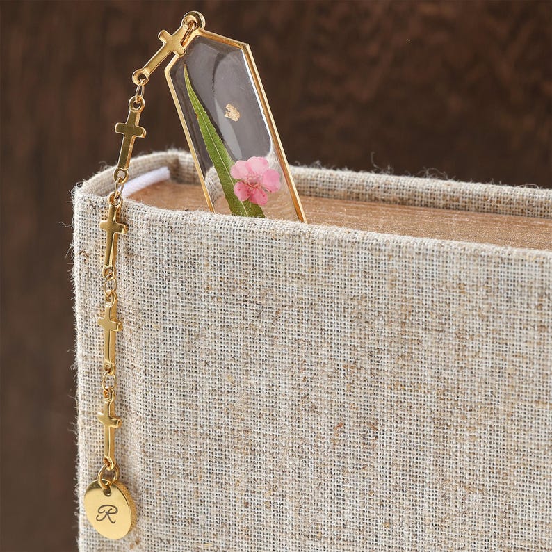 Lesezeichen aus Kunstharz mit Trockenblumen, personalisierter Initialen-Anhänger, Edelstahlrahmen, handgefertigtes botanisches Lesezeichen, Geschenk für Buchliebhaber