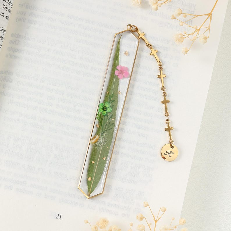 Lesezeichen aus Kunstharz mit Trockenblumen, personalisierter Initialen-Anhänger, Edelstahlrahmen, handgefertigtes botanisches Lesezeichen, Geschenk für Buchliebhaber