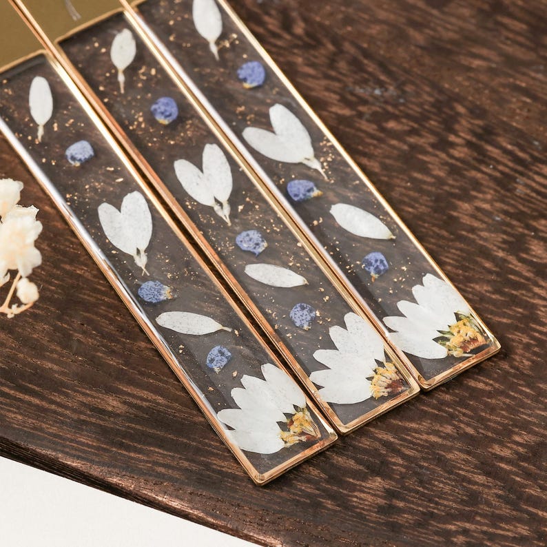 Harz Lesezeichen mit Geburtsblume, personalisierter Initial-Anhänger, Geburtstagsgeschenk für Frauen