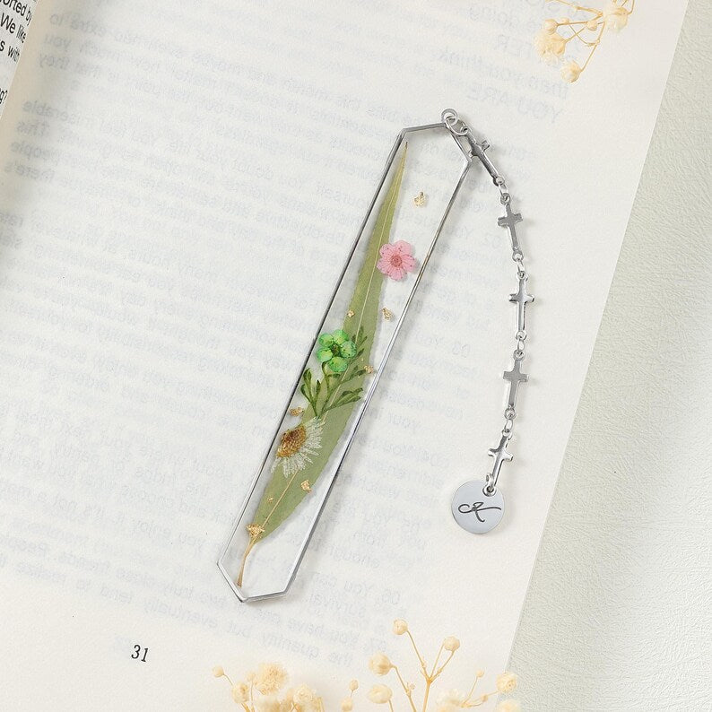 Lesezeichen aus Kunstharz mit Trockenblumen, personalisierter Initialen-Anhänger, Edelstahlrahmen, handgefertigtes botanisches Lesezeichen, Geschenk für Buchliebhaber