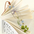 Handgefertigtes Lesezeichen aus klarem Harz mit echten Trockenblumen, Blau-Lila-Weiß, mit Lederschnur, für Bücherliebhaber
