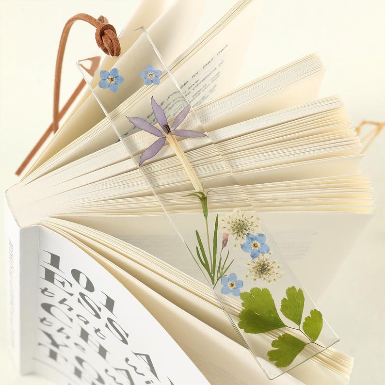 Handgefertigtes Lesezeichen aus klarem Harz mit echten Trockenblumen, Blau-Lila-Weiß, mit Lederschnur, für Bücherliebhaber