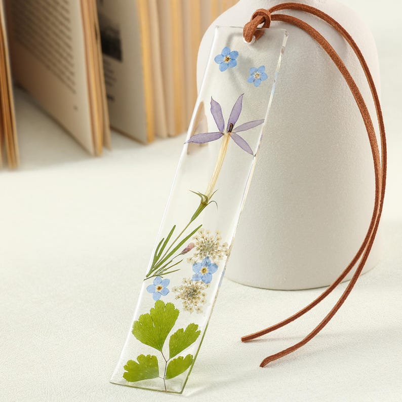 Handgefertigtes Lesezeichen aus klarem Harz mit echten Trockenblumen, Blau-Lila-Weiß, mit Lederschnur, für Bücherliebhaber