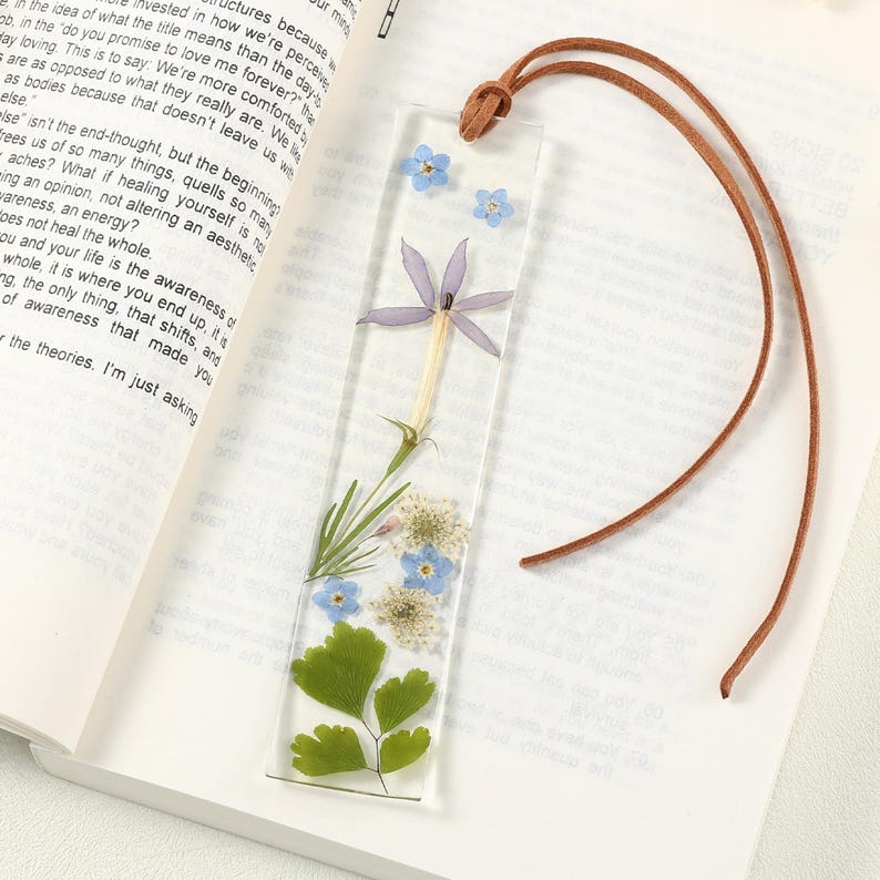 Handgefertigtes Lesezeichen aus klarem Harz mit echten Trockenblumen, Blau-Lila-Weiß, mit Lederschnur, für Bücherliebhaber