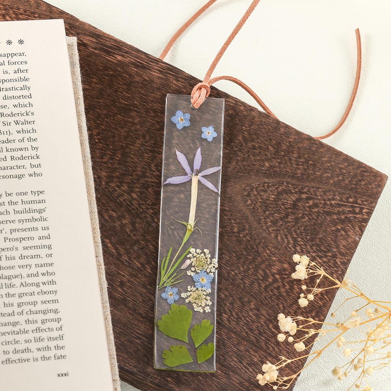 Handgefertigtes Lesezeichen aus klarem Harz mit echten Trockenblumen, Blau-Lila-Weiß, mit Lederschnur, für Bücherliebhaber