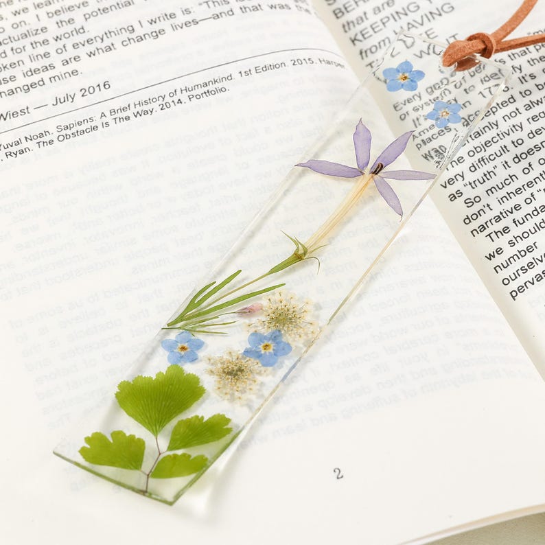 Handgefertigtes Lesezeichen aus klarem Harz mit echten Trockenblumen, Blau-Lila-Weiß, mit Lederschnur, für Bücherliebhaber