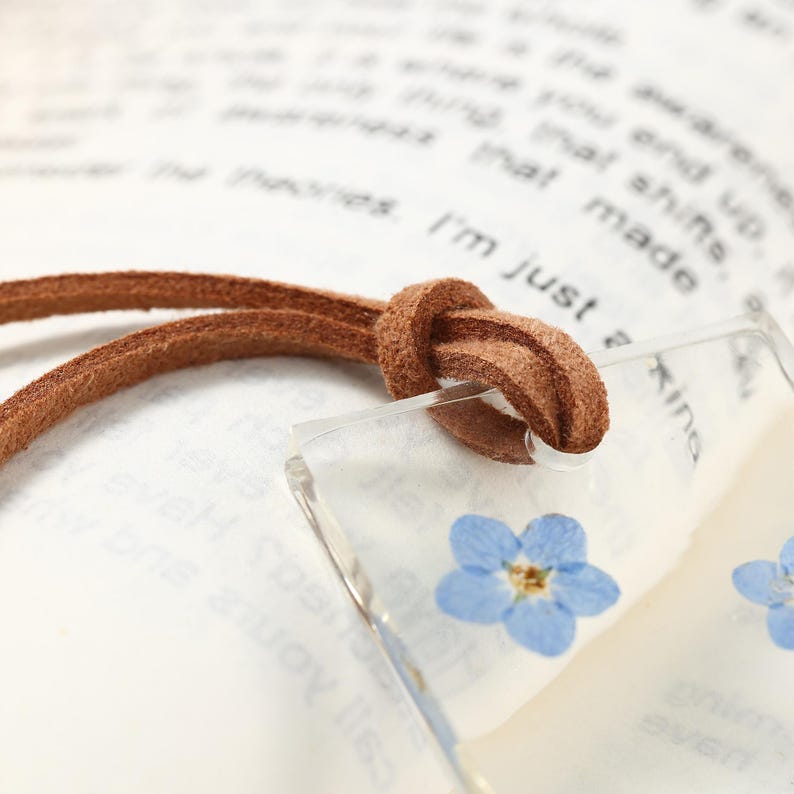Handgefertigtes Lesezeichen aus klarem Harz mit echten Trockenblumen, Blau-Lila-Weiß, mit Lederschnur, für Bücherliebhaber
