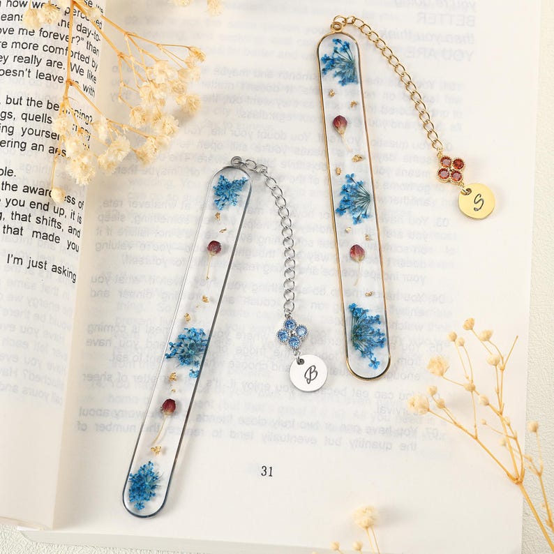 Blaues botanisches Harz-Lesezeichen mit Geburtsstein-Anhänger, Geschenk für Mentor & Erzieher