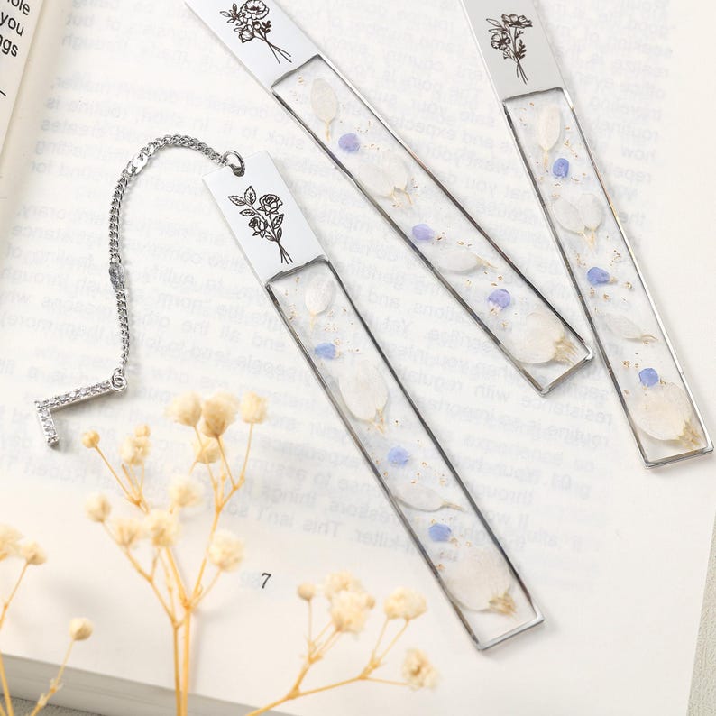 Harz Lesezeichen mit Geburtsblume, personalisierter Initial-Anhänger, Geburtstagsgeschenk für Frauen