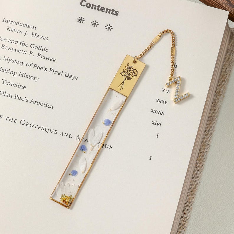 Harz Lesezeichen mit Geburtsblume, personalisierter Initial-Anhänger, Geburtstagsgeschenk für Frauen