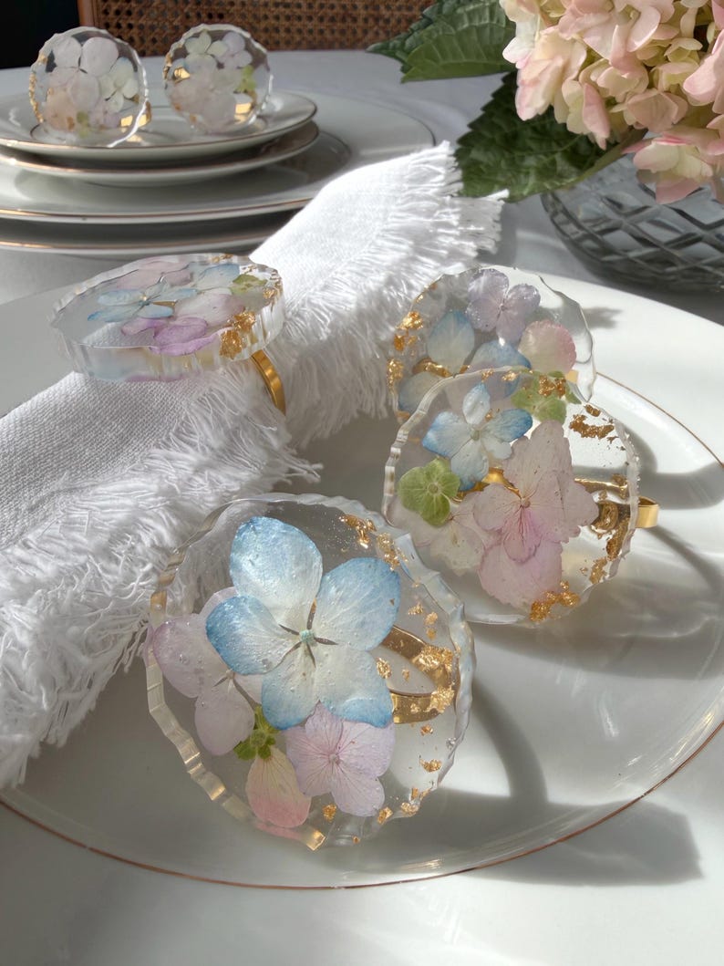 Goldfarbene Serviettenringe mit echten Hortensienblüten, Kunstharz, Tischdekoration, 2 Zoll