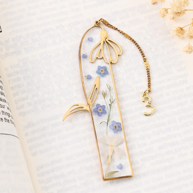 Resin-Lesezeichen mit getrockneten Geburtsmonatsblumen und Zahlenanhänger, personalisierbar, für Geburtstag, Jubiläum, Buchliebhaber, gold oder silber