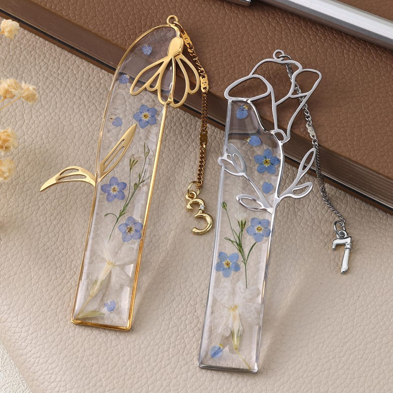 Resin-Lesezeichen mit getrockneten Geburtsmonatsblumen und Zahlenanhänger, personalisierbar, für Geburtstag, Jubiläum, Buchliebhaber, gold oder silber