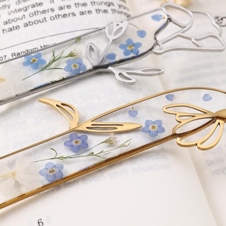 Resin-Lesezeichen mit getrockneten Geburtsmonatsblumen und Zahlenanhänger, personalisierbar, für Geburtstag, Jubiläum, Buchliebhaber, gold oder silber