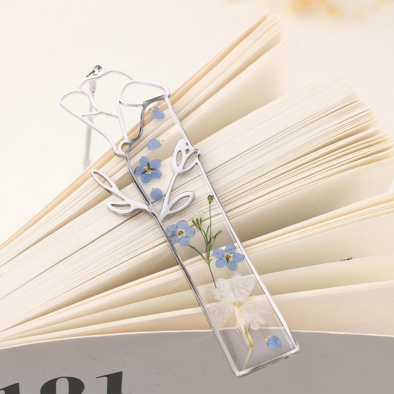 Resin-Lesezeichen mit getrockneten Geburtsmonatsblumen und Zahlenanhänger, personalisierbar, für Geburtstag, Jubiläum, Buchliebhaber, gold oder silber